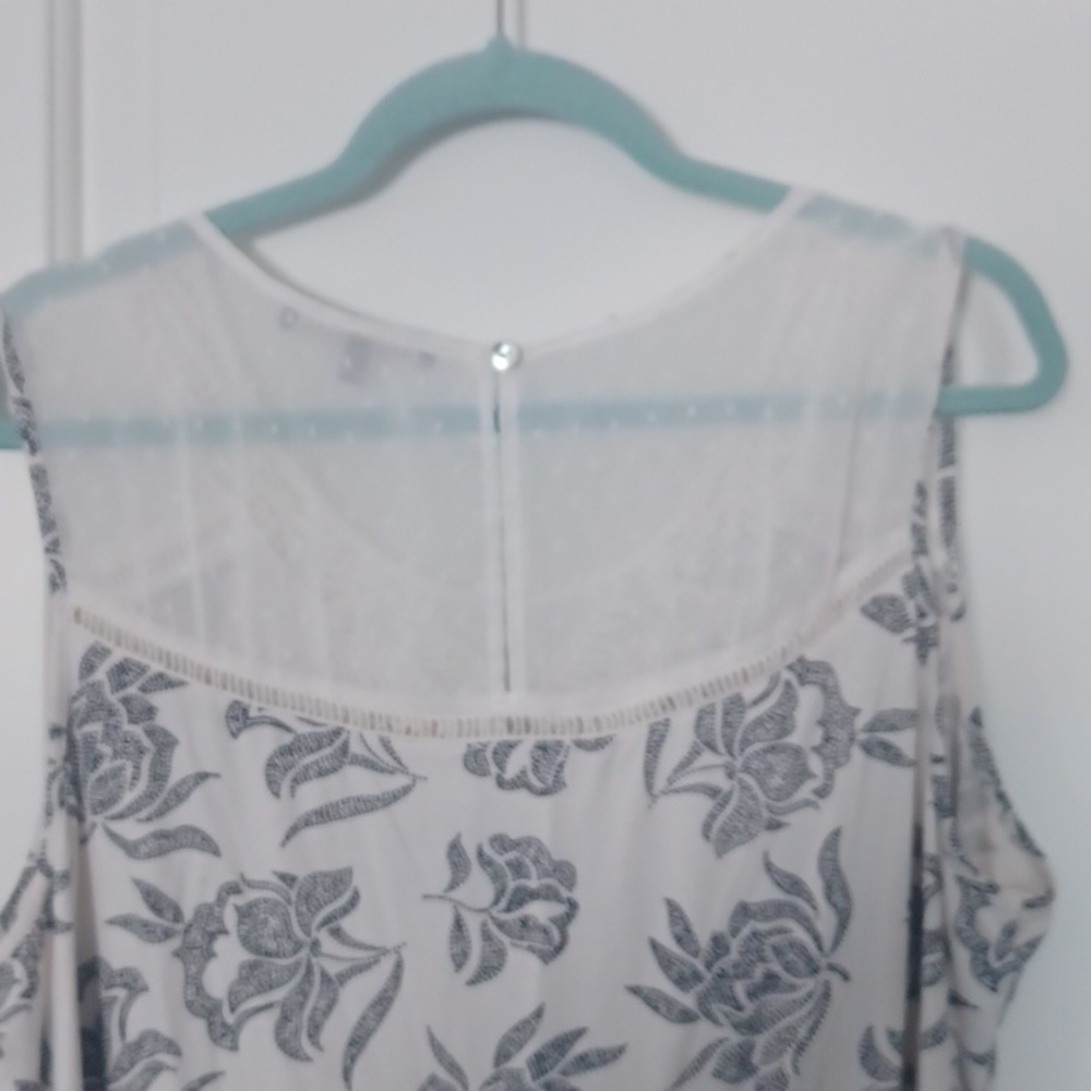 White Top with Black Floral Print and Crochet Lace - Picture 4 of 5